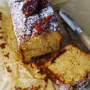 bolo de iogurte, amêndoas e canela