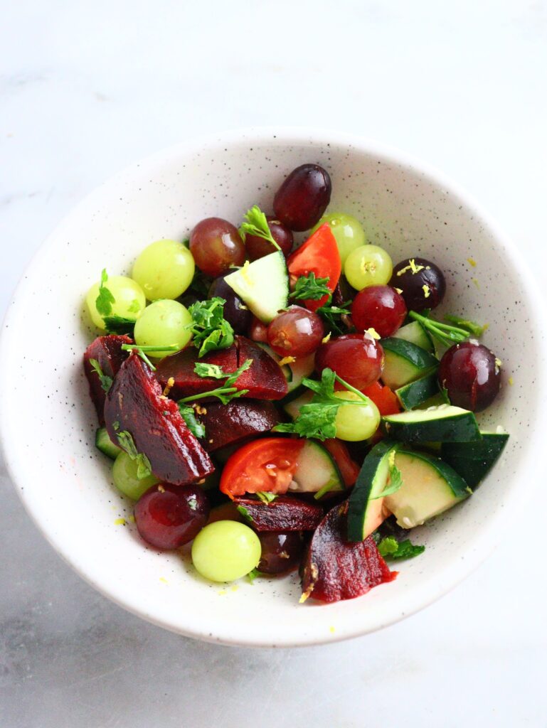 salada de beterraba crua com uvas verdes e roxas, pepino e tomate